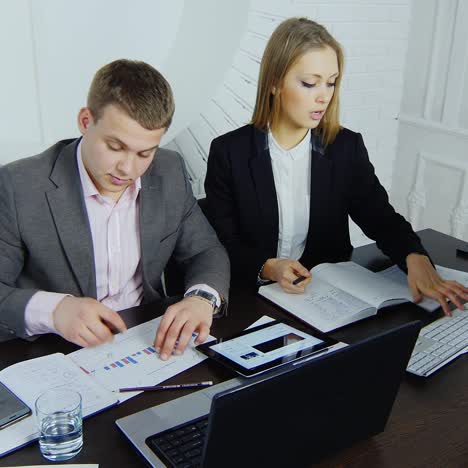 joven empresario y empresaria en el lugar de trabajo