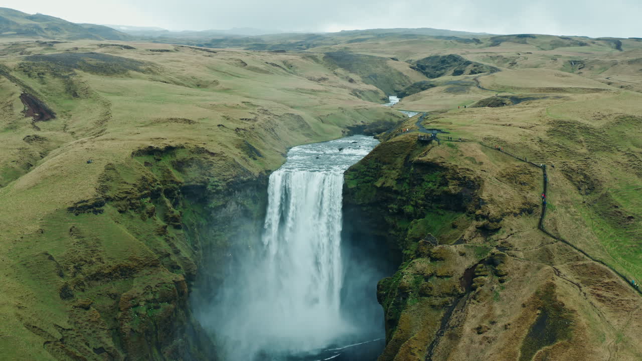 vista aérea de drones de la cascada de skogafoss en el sur de islandia