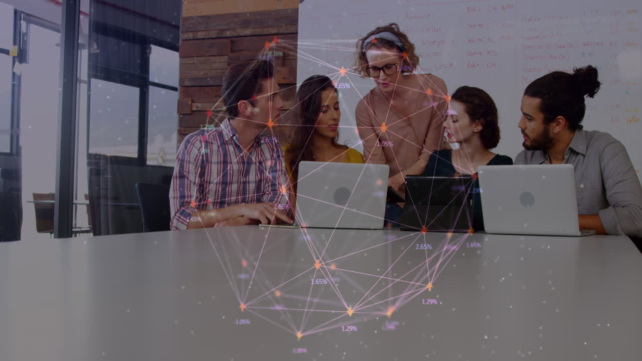 animación de globo hecha de conexiones sobre diversas mujeres y hombres compañeros de trabajo