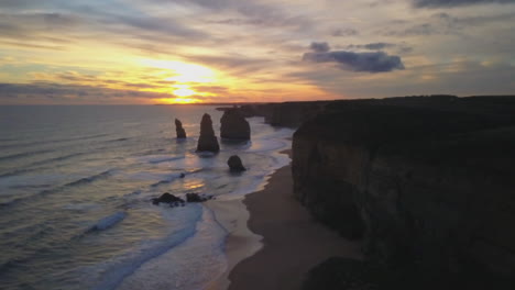 australia doce apóstoles drone great ocean road melbourne cinematic pan ocean scape con hermosa impresionante puesta de sol por taylor brant película