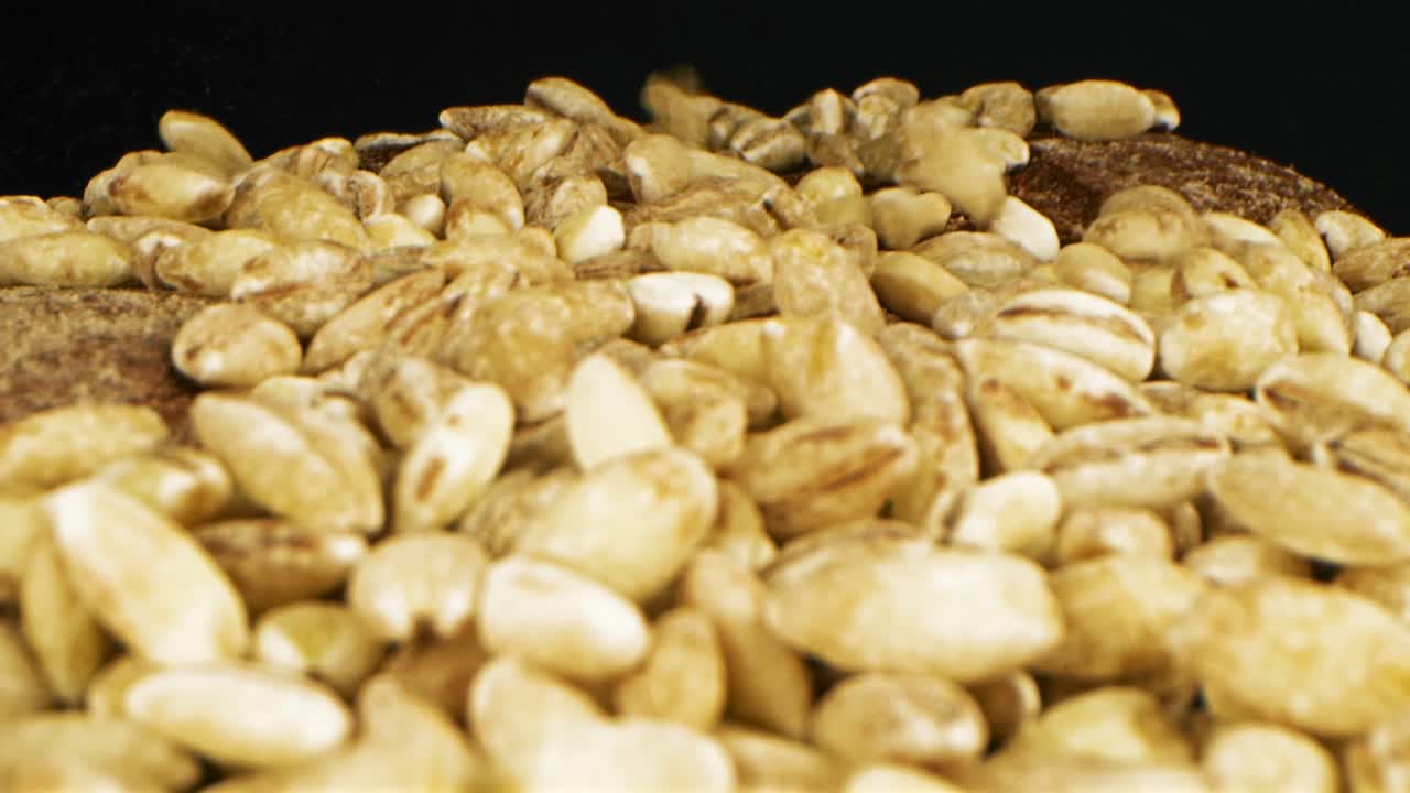 흘린 보리 곡물의 근접 사진