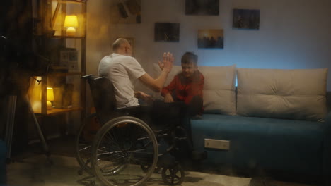 el abuelo y el nieto hablando.