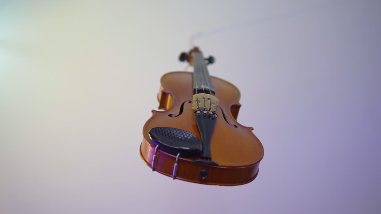 經典小提琴掛在天花板上 無人無事