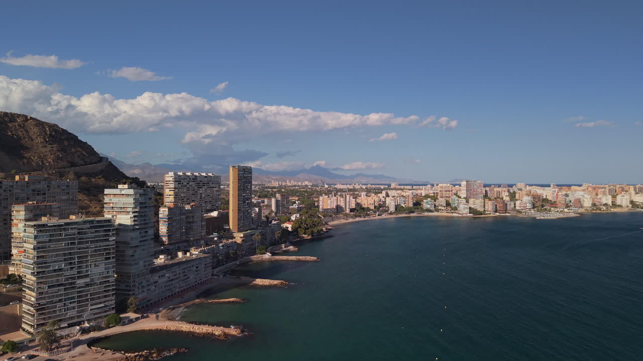 Vista aerea di un paesaggio urbano costiero