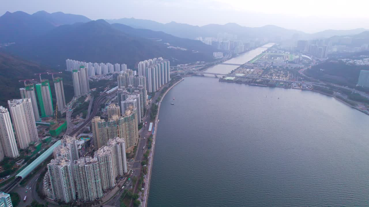 estación de tren de última generación a lo largo de los edificios de apartamentos de gran altura que están parcialmente en construcción en ma on shan de hong kong justo después del atardecer