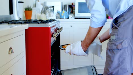 hombre preparando pizza en la cocina 4k