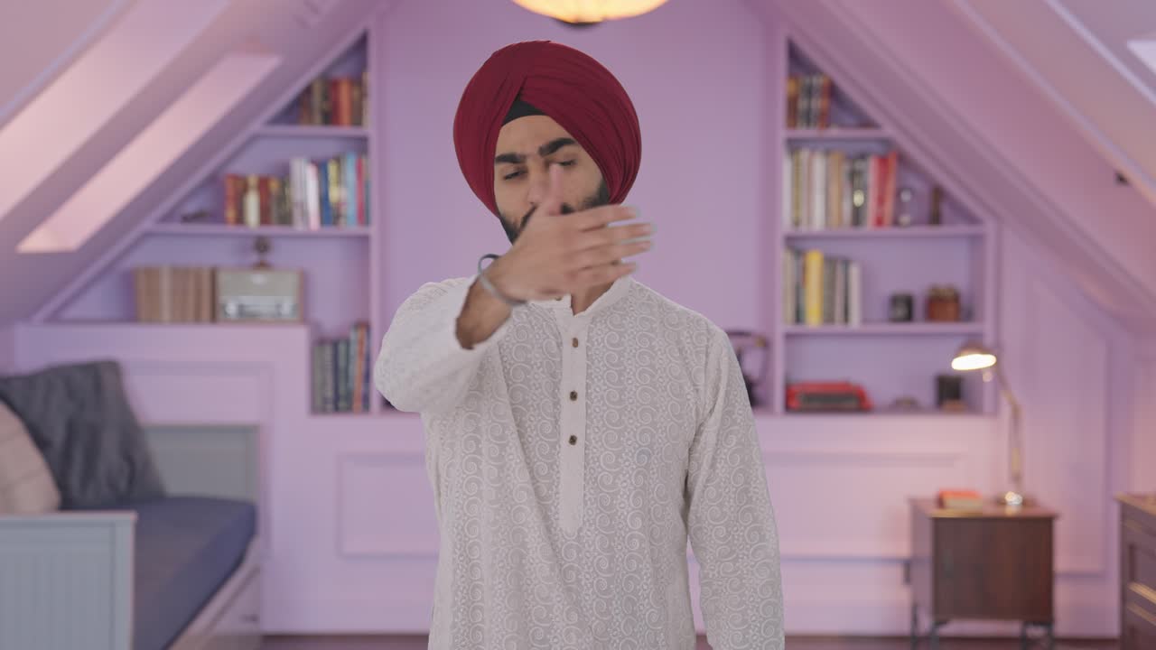 화가 난 시크족 인디언 남자가 누군가를 막고 있다.