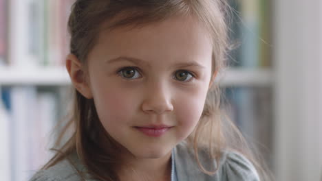 retrato de una hermosa niña sonriendo con la curiosidad natural de la infancia buscando un niño alegre con una expresión juguetona inocente imágenes de 4k