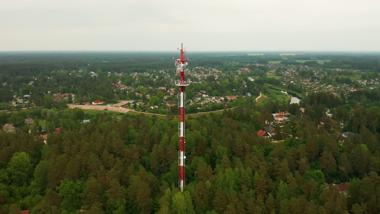 torre de telecomunicaciones de imágenes aéreas de 4k con antenas para teléfonos celulares, transmisores de radio