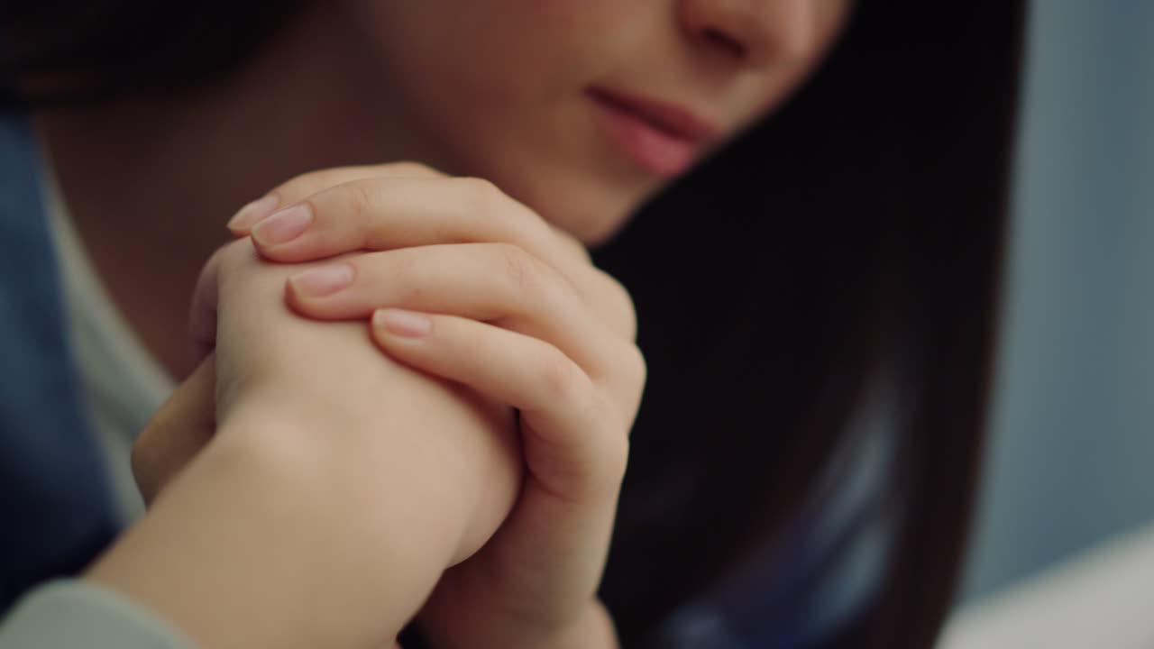 작은 아이의 팔을 들고 있는 초상화에 초점을 맞춘 여성