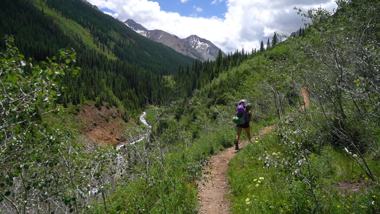 senderismo en un día soleado de verano