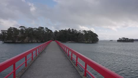 Nieve-Sobre-El-Puente-Fukuurabashi-En-La-Bahía-De-Matsushima,-Toma-Panorámica-Del-Norte-De-Japón