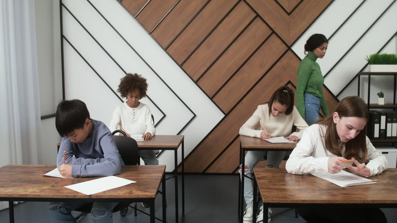 학교에 다니는 학생들