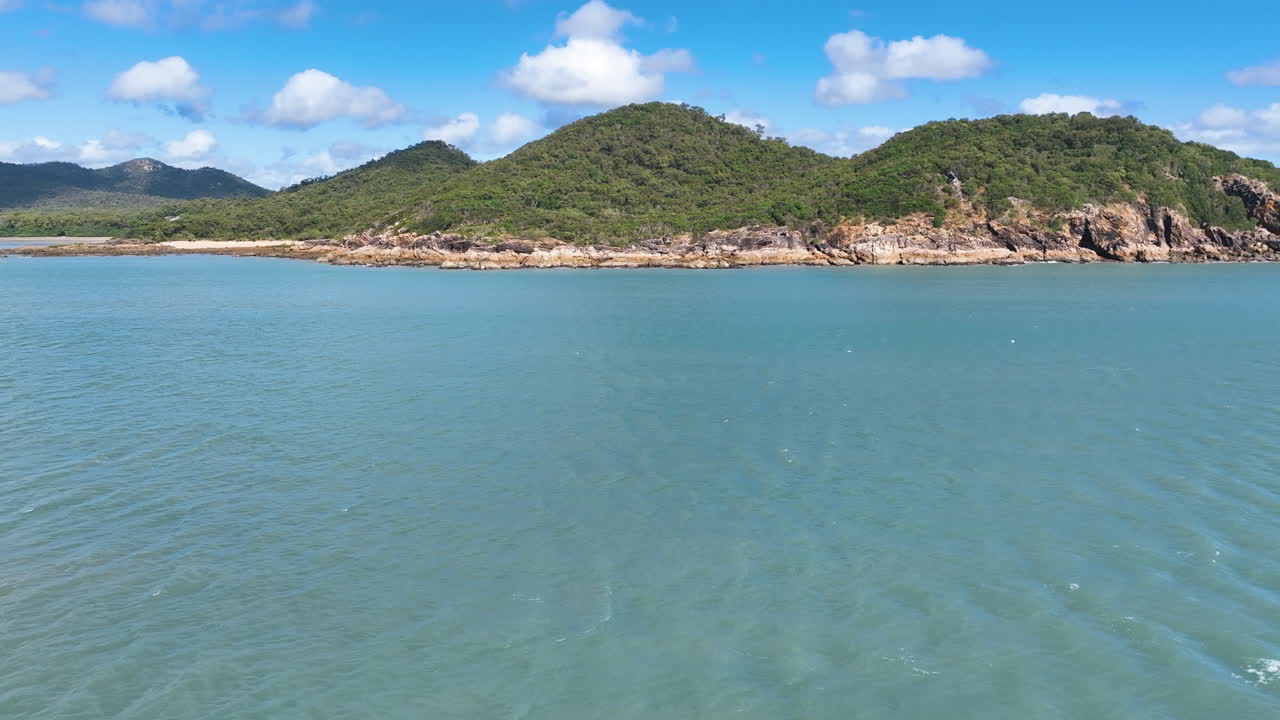 Sorvolo della costa rocciosa di tre vulcani rimanenti e mari afosi nel Queensland