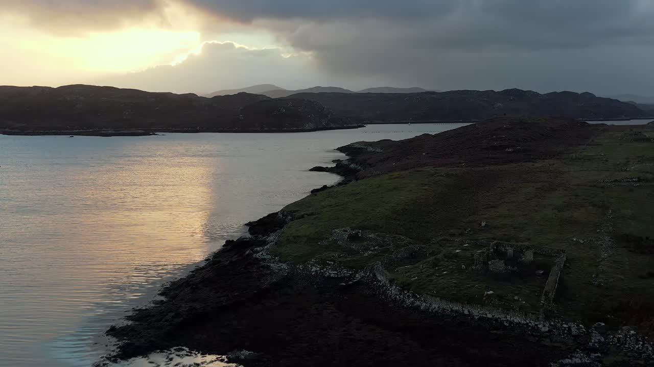 Ripresa aerea del monastero in rovina sull'Eilean Chaluim Chille
