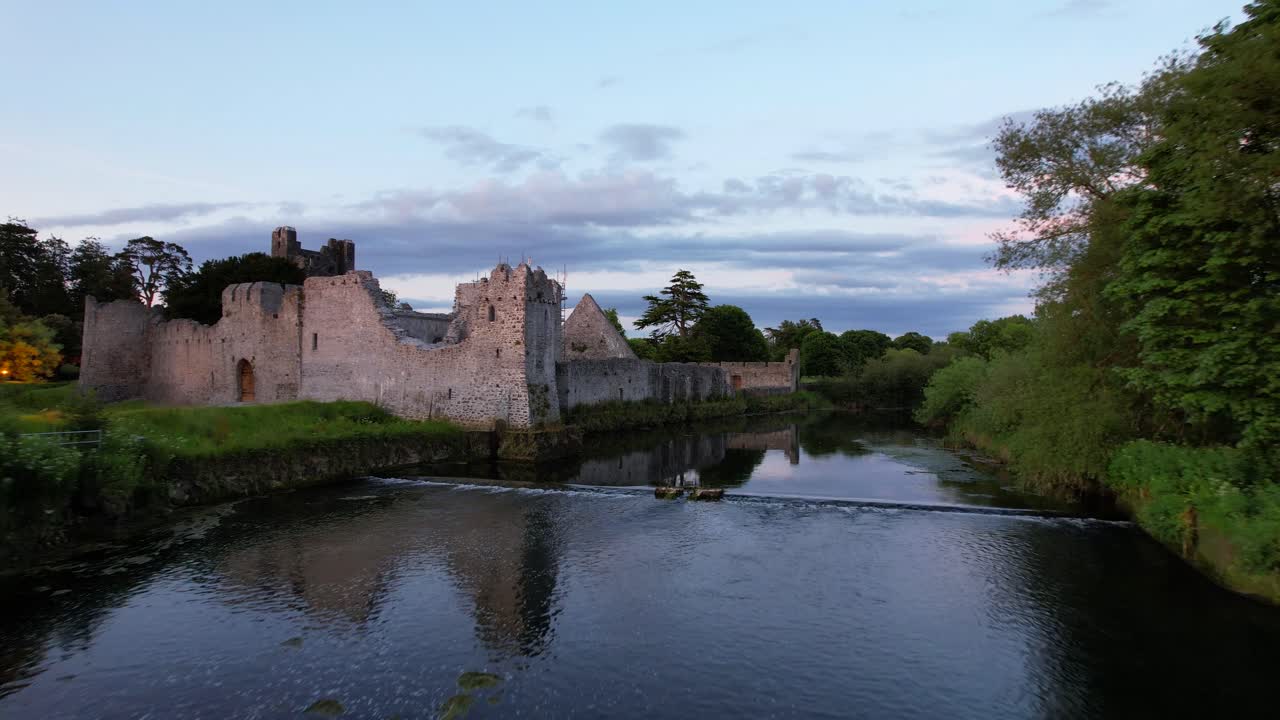 Ruínas do Castelo Desmond sobre o Rio Maigue no Condado de Limerick ao pôr do sol, Adare.