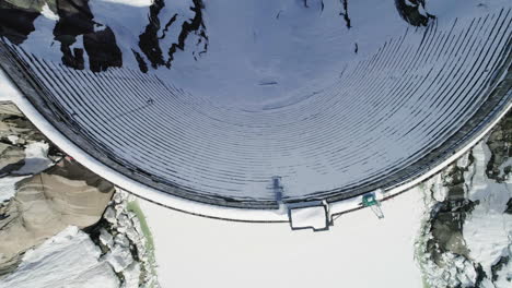 aerial de una presa en invierno