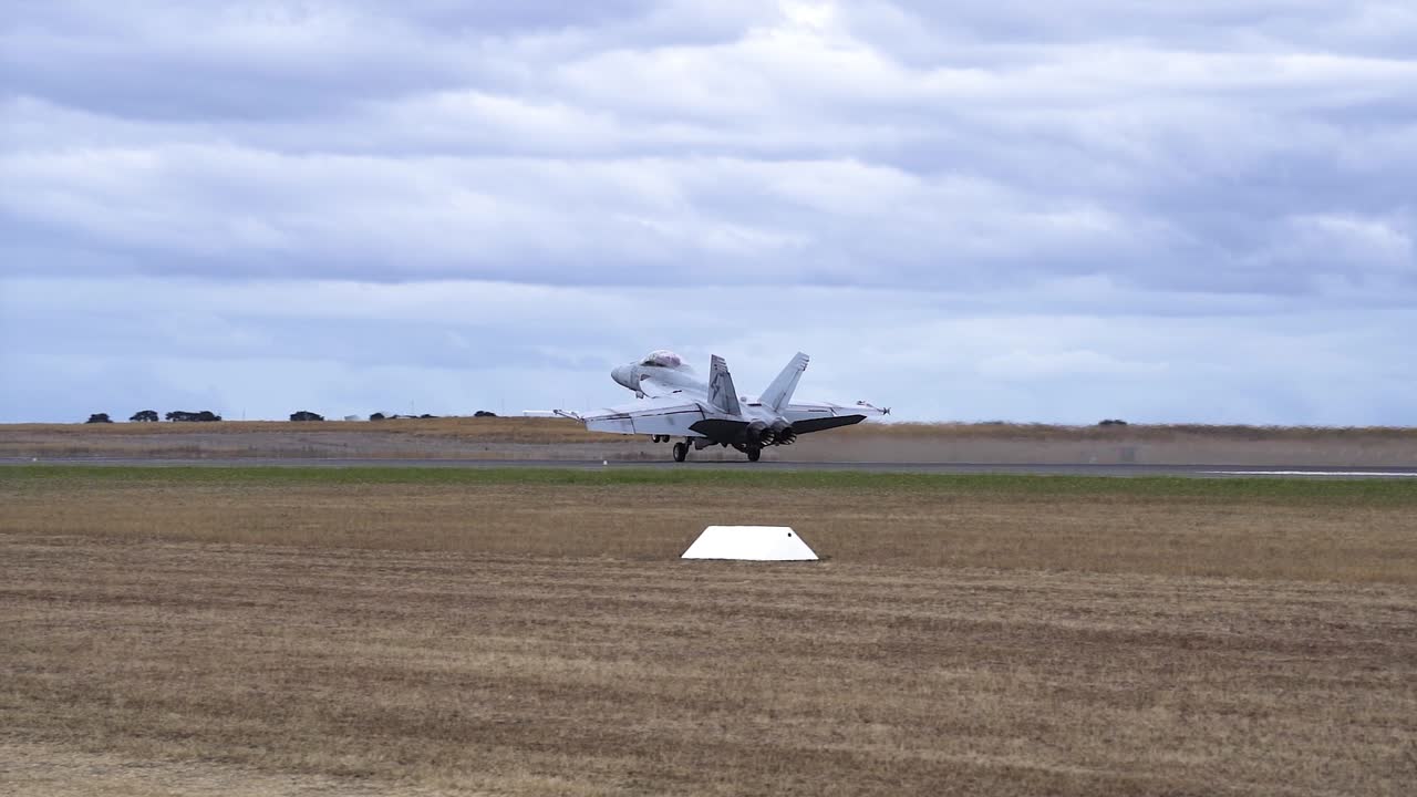 fa-18 super hornet jet fighter en pista - ancho
