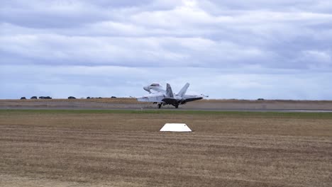 FA-18-Super-Hornet-Düsenjäger-Auf-Der-Landebahn---Breit