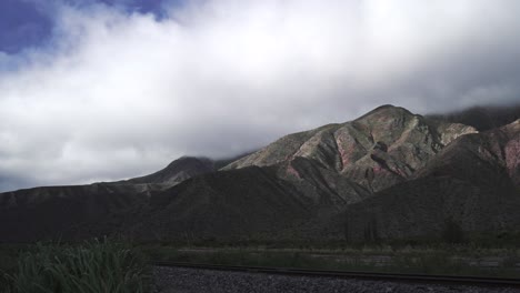 Timelapse-De-Grandes-Montañas-En-La-Ruta-Del-Tren-Turístico-La-Quebrada-Humahuaca-En-Jujuy,-Argentina