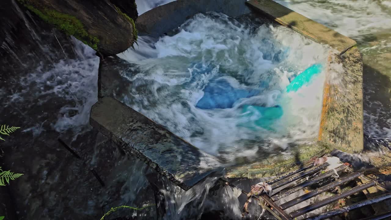 Gushing Water flows into Traditional carpet washing valtoare whirlpool