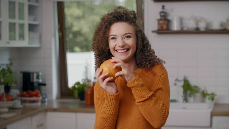 Retrato-De-Una-Joven-Sonriente-Divirtiéndose-Con-Fruta/rzeszow/polonia