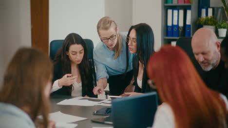 mehrrassige mitarbeiter planen eine strategie im büro.