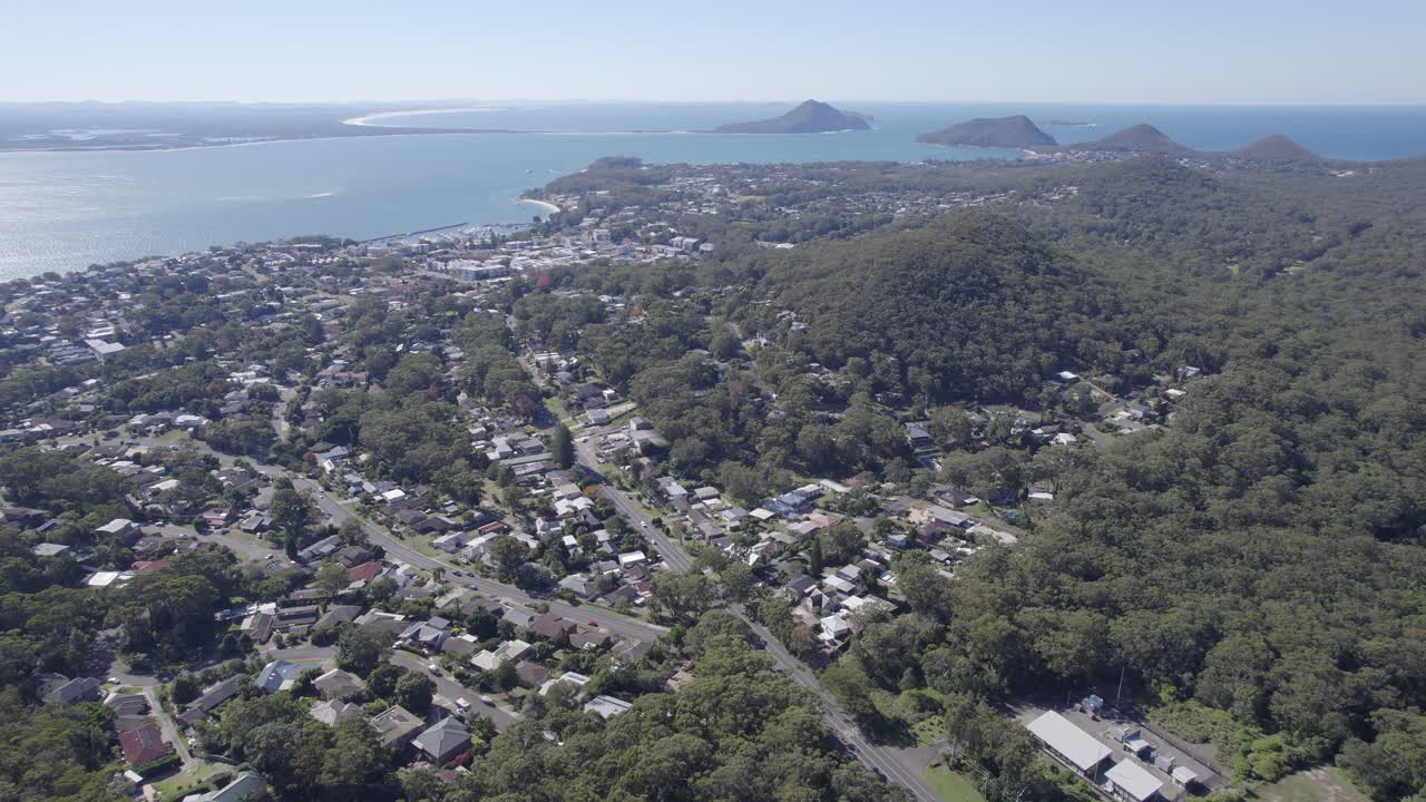 inclinación aérea sobre la bahía de nelson, revelando la bahía de port stephens en nueva gales del sur, australia