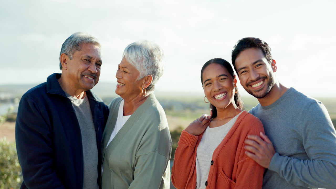 가족, 노인 부모와 커플이 자연에서 포옹하는 것