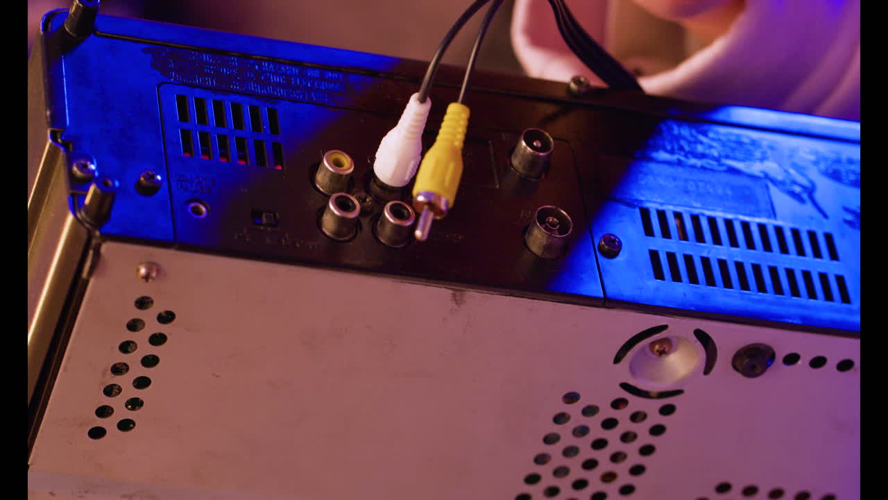 задний вид видео-вхс-устройства