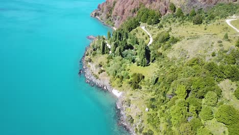 vista aérea del lago glacial general carretera agua turquesa y costa verde, paisaje increíble en la frontera de chile argentina