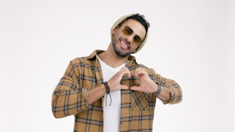 moda, las manos en el corazón y el hombre en el estudio