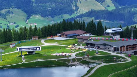 Grafenbergsee-Und-Resortunterkünfte-Warten-Auf-Familien-Im-Urlaub