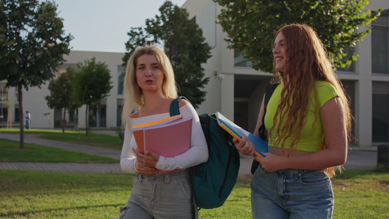 Studenti procházející se po vysokoškolském kampusu