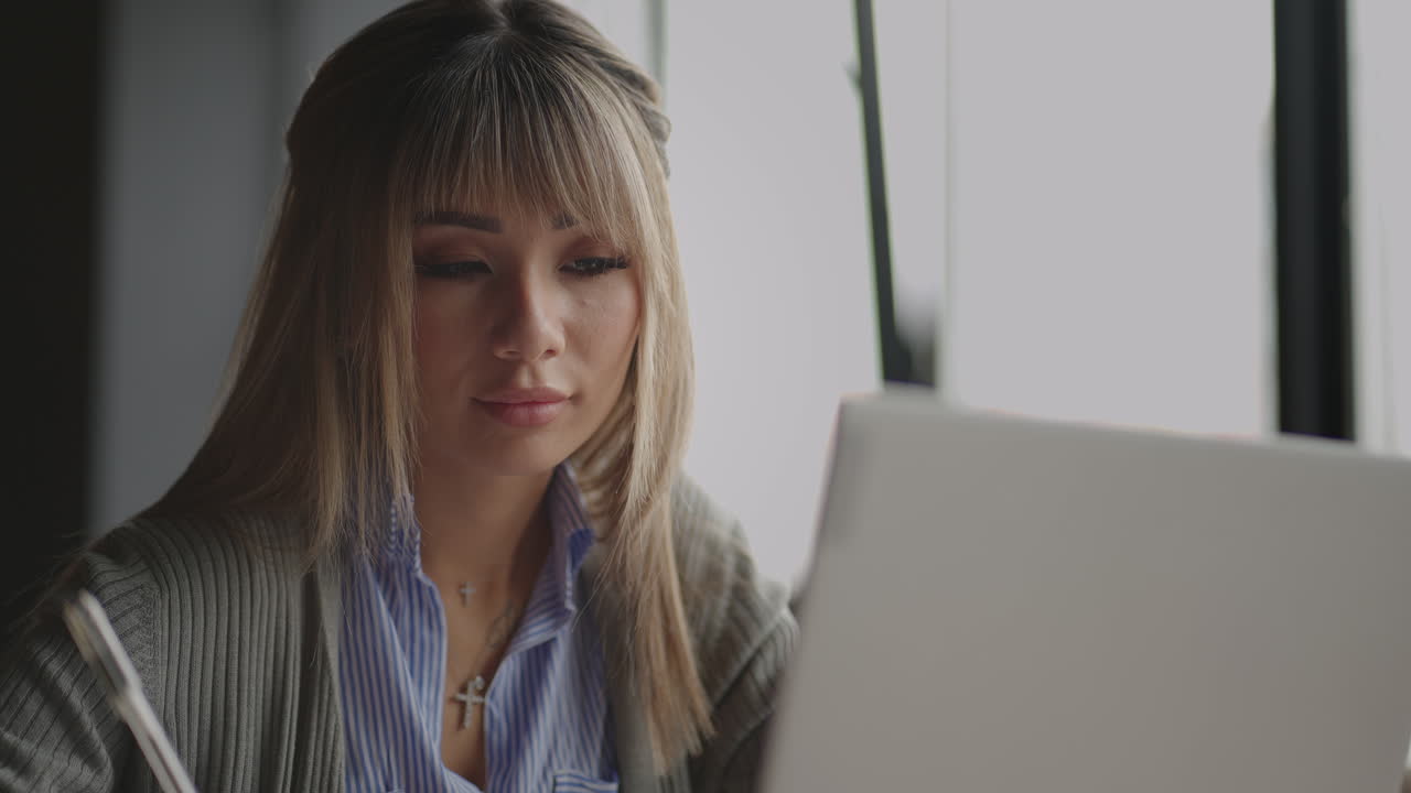 retrato de una mujer asiática trabajando en una computadora portátil sentada en casa. aprendizaje a distancia