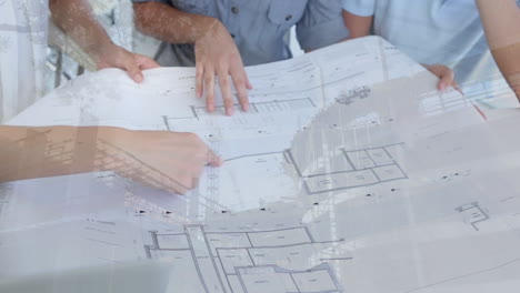 arquitectos discutiendo planos con el sitio de construcción