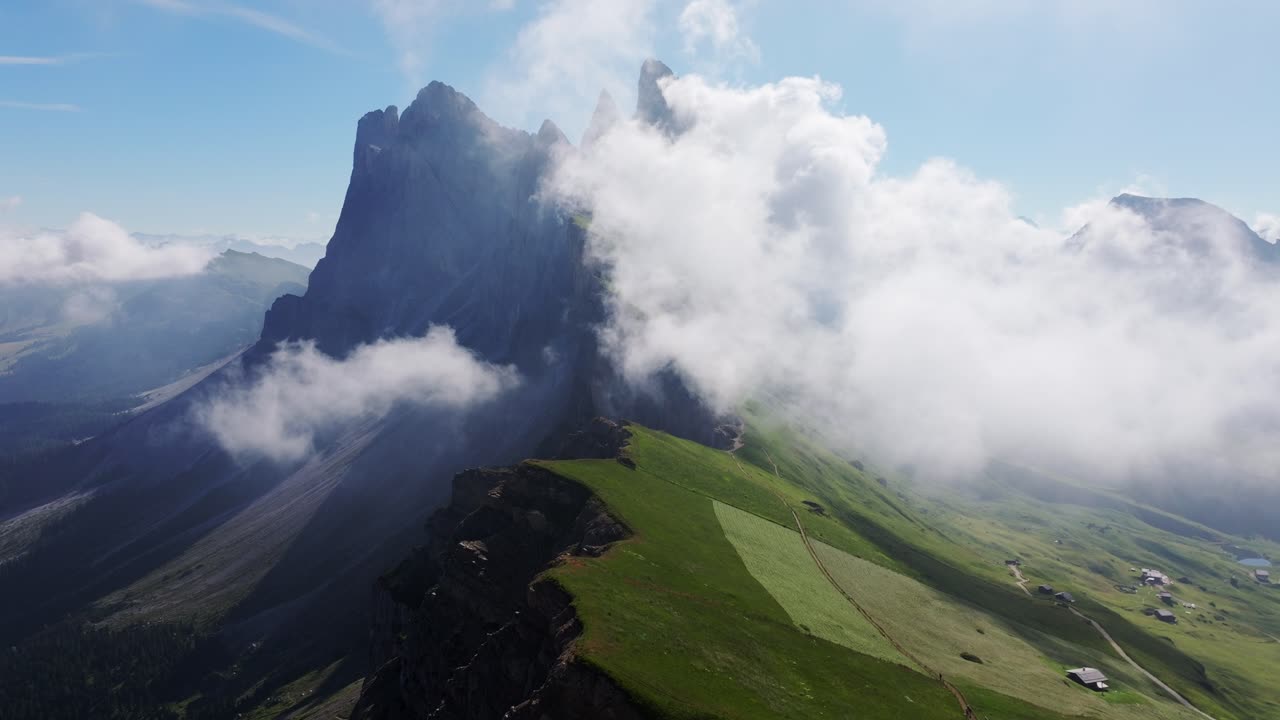 구름으로 인 세케다 산꼭대기.