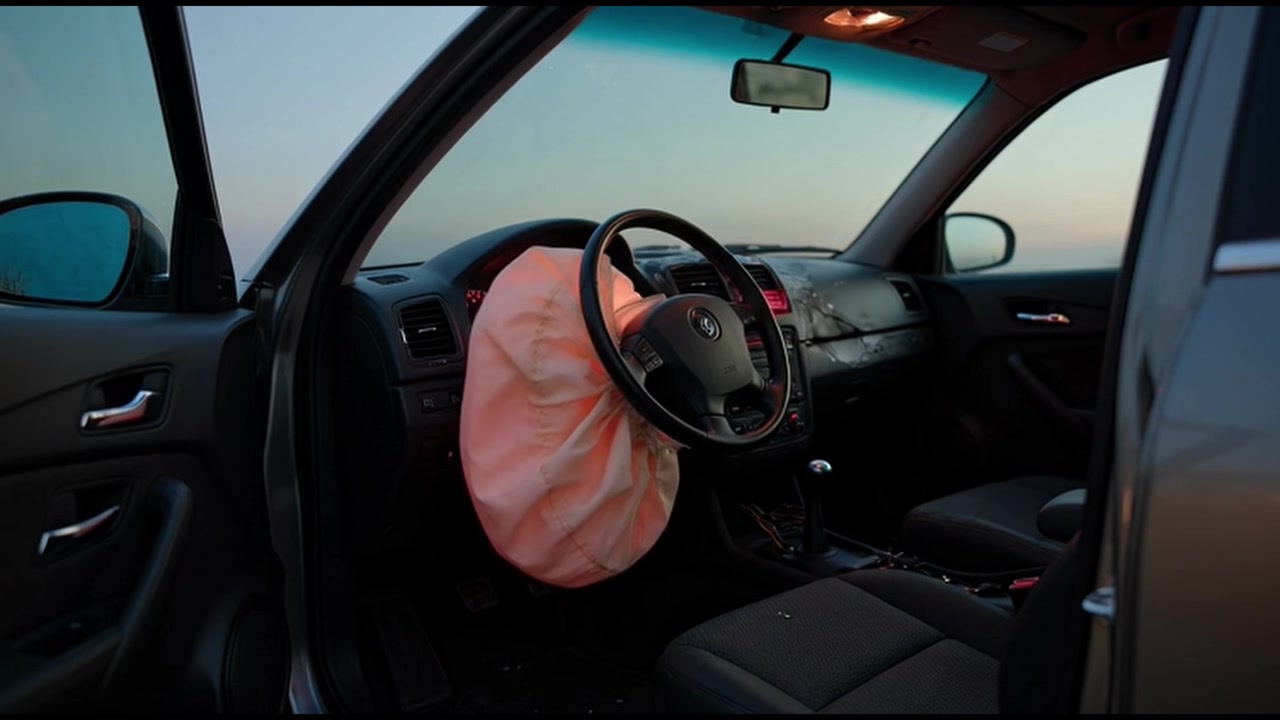 Airbag aperto all'interno dell'abitacolo dell'auto dopo un incidente stradale