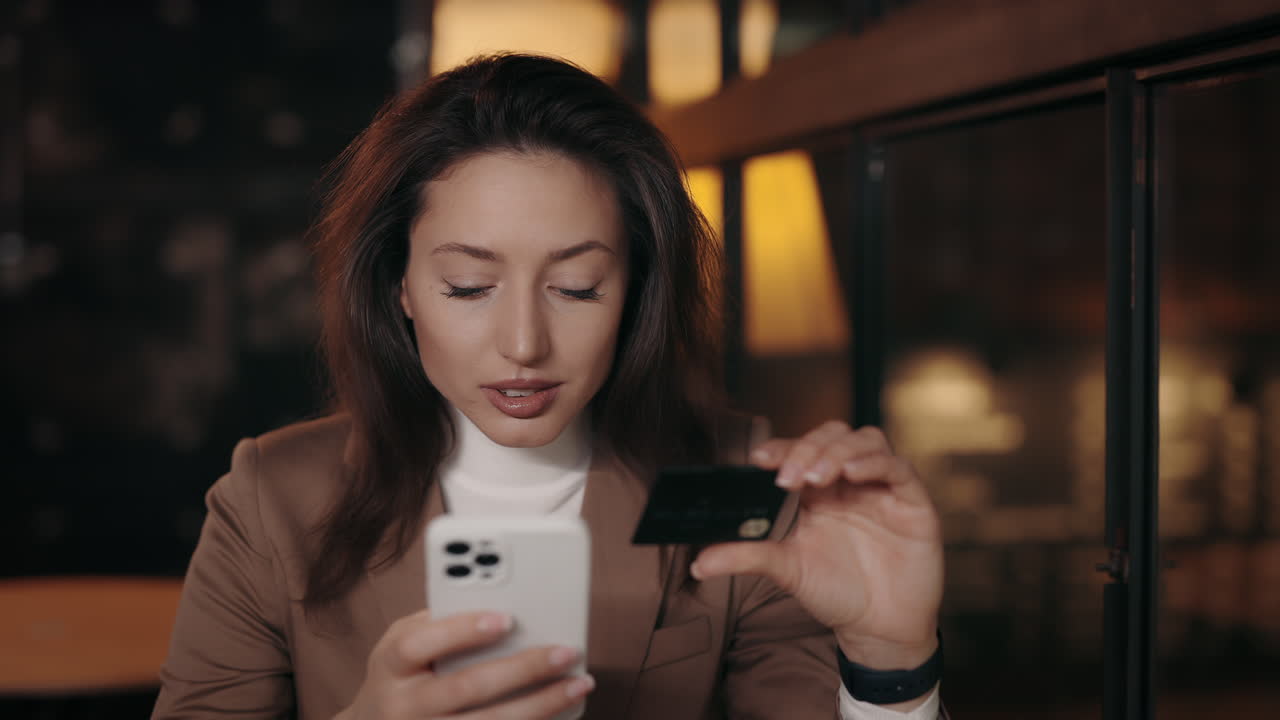 전화와 신용카드를 사용하는 여성