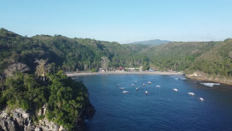 Imágenes-Aéreas-De-Drones-De-4k:-Majestuosa-Puesta-De-Sol-En-Crystal-Bay,-Nusa-Penida,-Bali