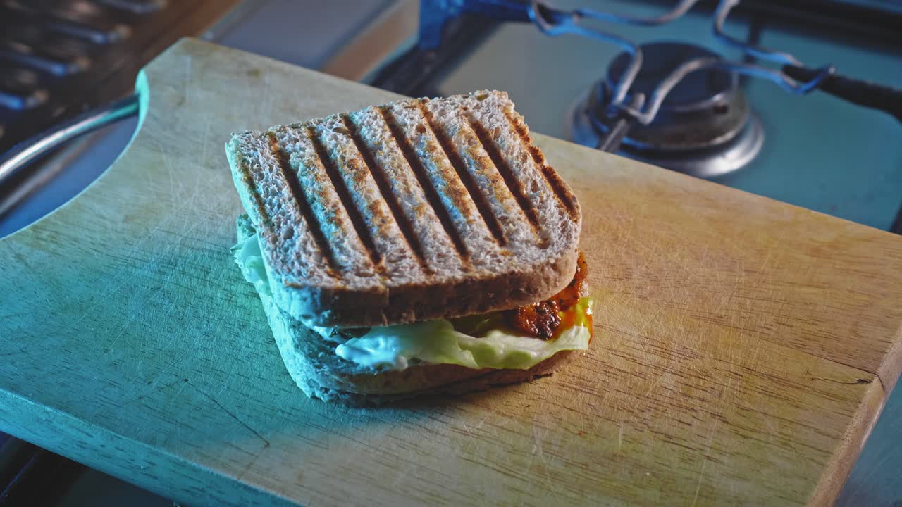 Burger di pollo anabolico appena tostato, pronto da gustare