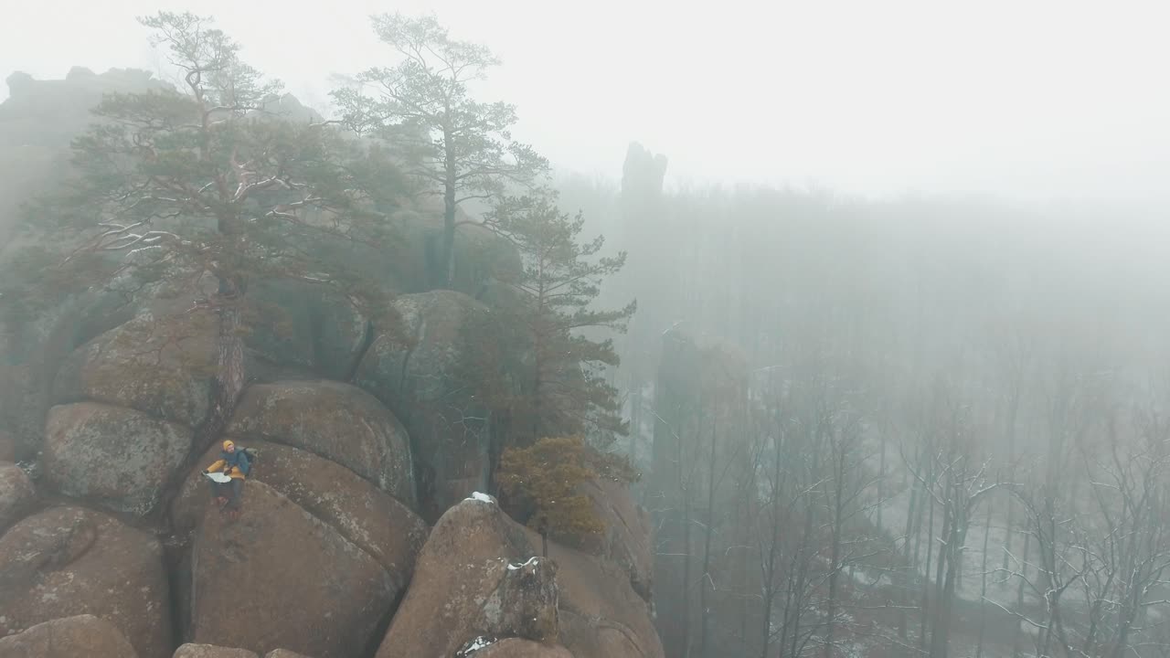 안개가 자욱한 산 풍경