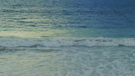 Olas-Blancas-Y-Espumosas-Que-Llegan-A-La-Costa-En-Una-Playa-De-Arena-En-Algún-Lugar-De-África