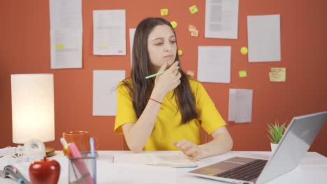 Mädchen-Lernt-Am-Laptop-Und-Chattet-Facetime.