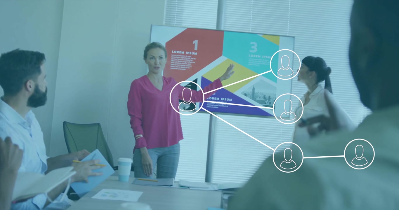 Apresentadora apontando para um infográfico em uma reunião de negócios, exibindo gráficos animados em um display flutuante.