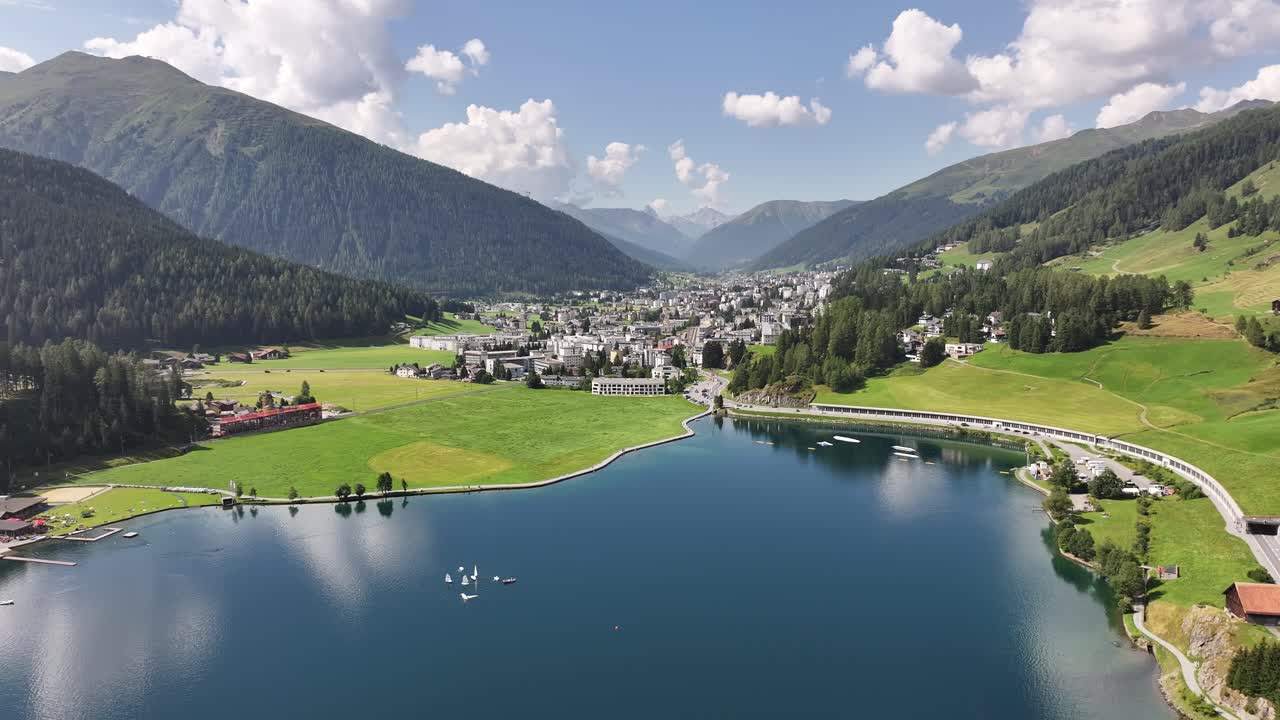 다보스 호수와 산으로 둘러싸인 도시 풍경, 스위스 그라우부덴 주