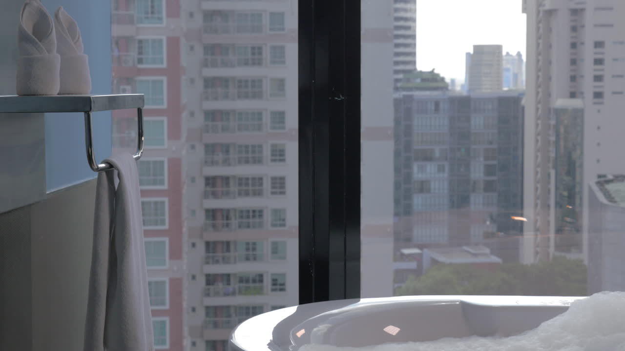 호텔에서 거품으로 욕조에 물을 부어 넣는 것