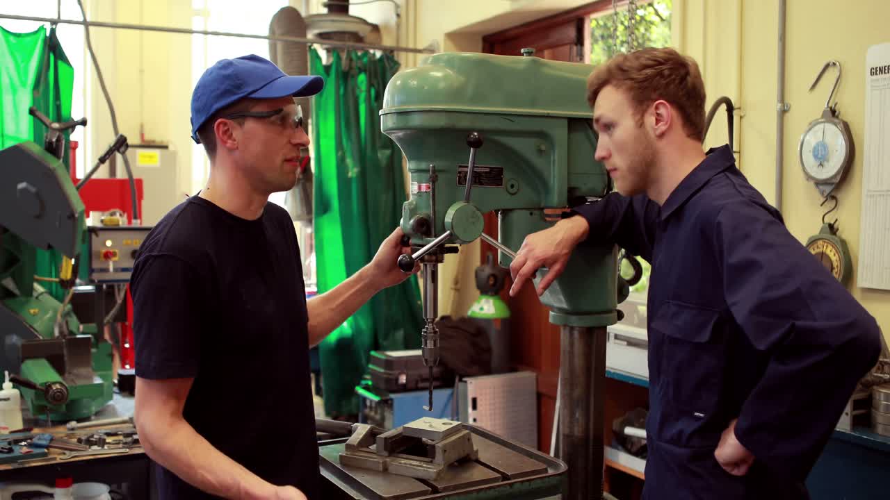 jóvenes mecánicos hablando de trabajo