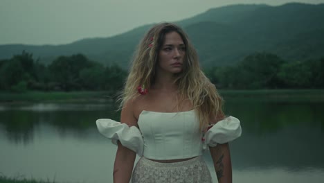 mujer con un vestido blanco junto al lago