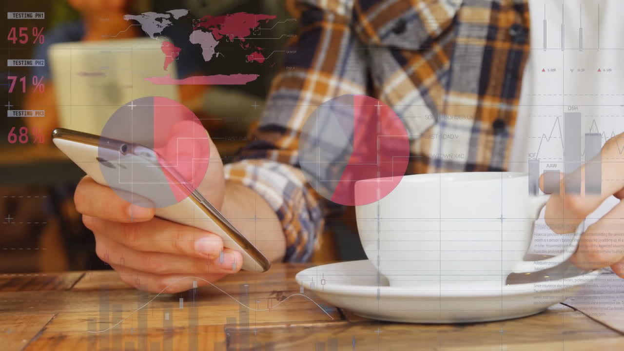 Animazione di elaborazione dati su uomo, a mezzo busto, che usa uno smartphone e beve un caffè in una caffetteria.